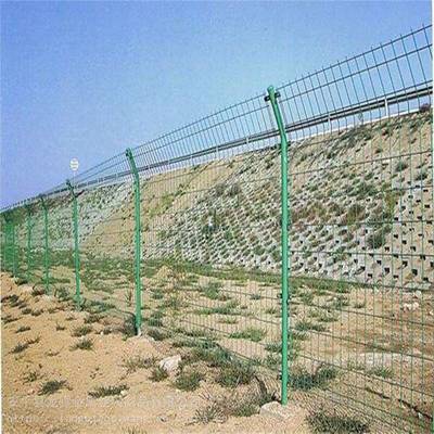 守護(hù)安全與邊界 鐵絲防護(hù)網(wǎng)、道路護(hù)欄網(wǎng)與鋼絲網(wǎng)圍欄的應(yīng)用與選擇